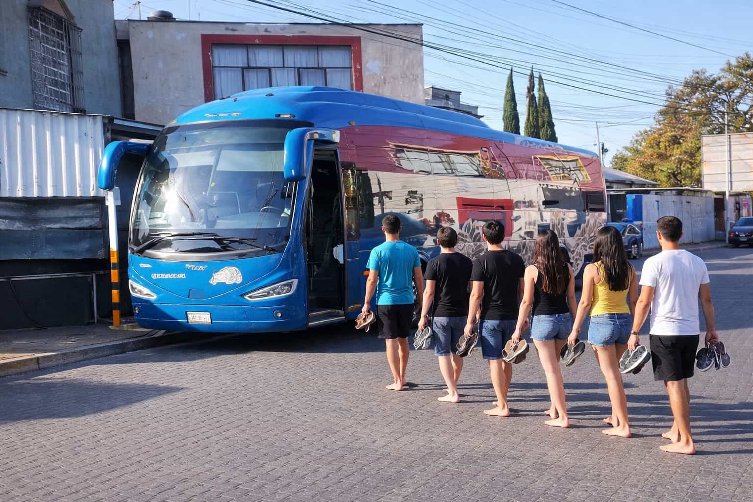 Camiones de Teotihuacán sin zapatos, listos para transportar visitantes en la zona arqueológica.