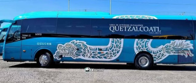 Transporte de los nuevos camiones de Teotihuacán en la ruta Quetzalcoatl.